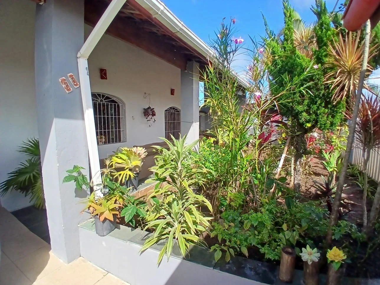 Casa com 4 dormitórios próximo à praia no bairro Jardim Grandesp
