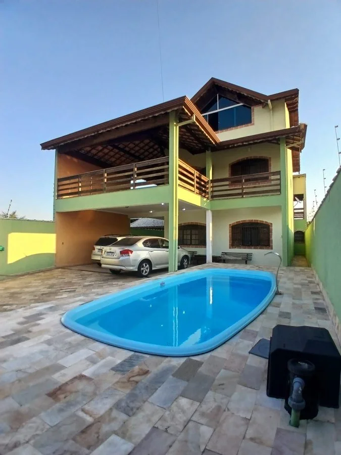 Casa com 4 dormitórios próximo à praia no bairro Jardim Beira Mar