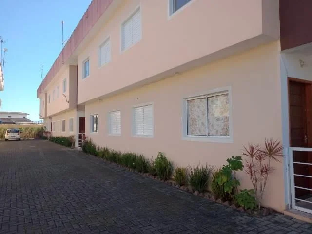 Condomínio com 2 dormitórios próximo à praia no bairro Palmeiras