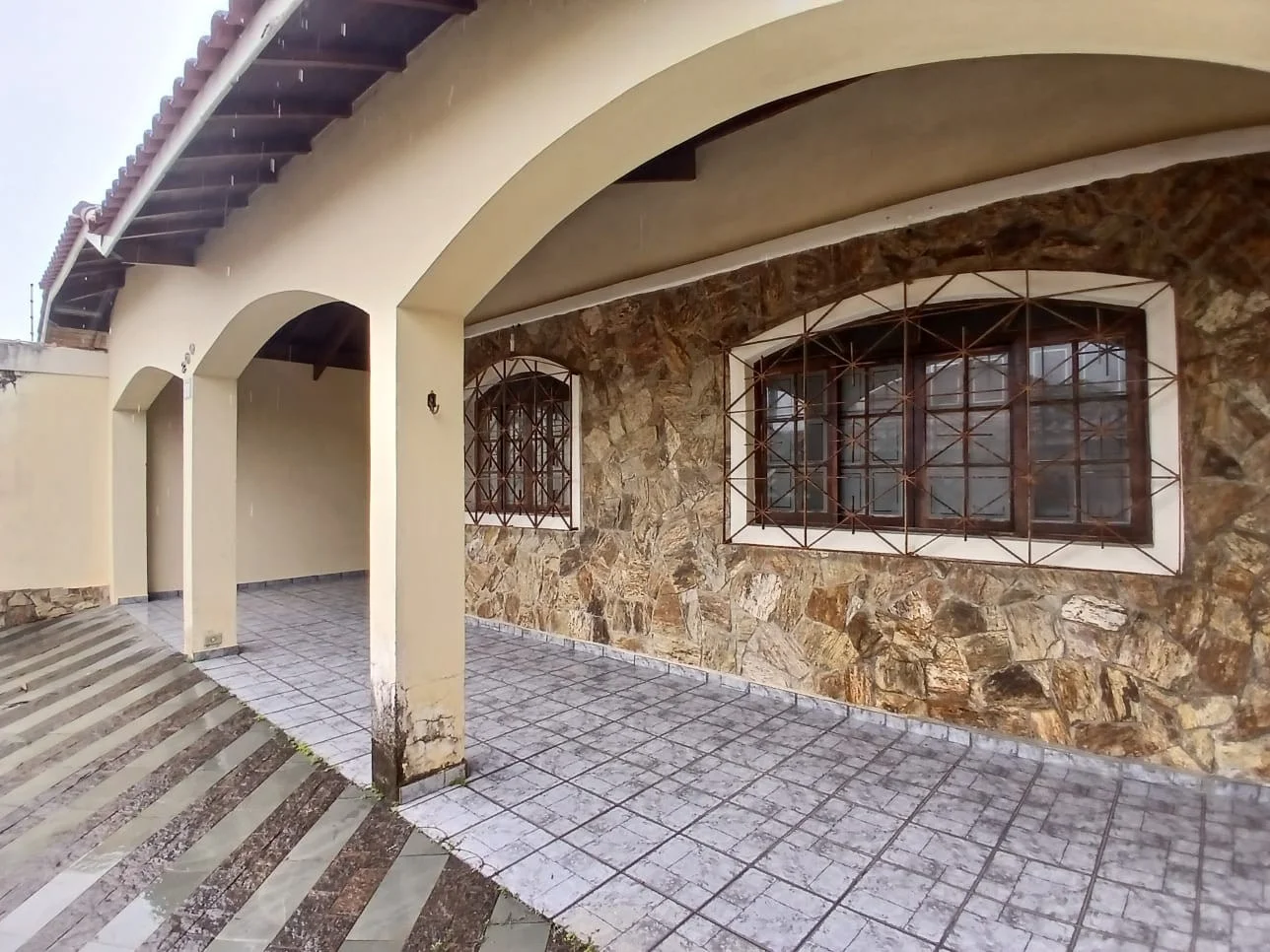 Casa com 4 dormitórios próximo à praia no bairro Maria Helena No…
