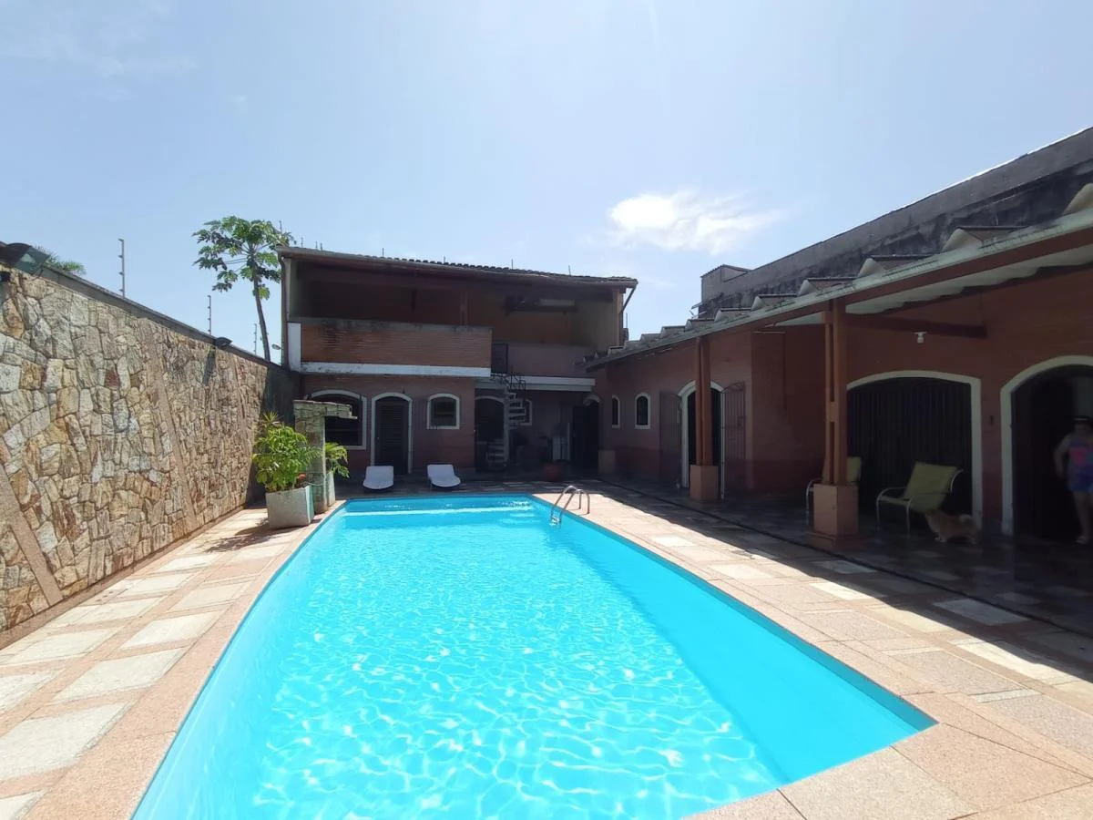 Casa com 4 dormitórios próximo à praia com piscina no bairro Sua…